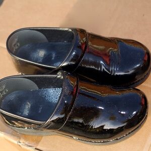 Dansko Black Patent Leather Clogs Size 39 Wide Width Good Condition